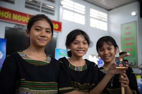 Students from Viet Nam pose with their 'GreenMind' micro:bit project, for do your :bit
